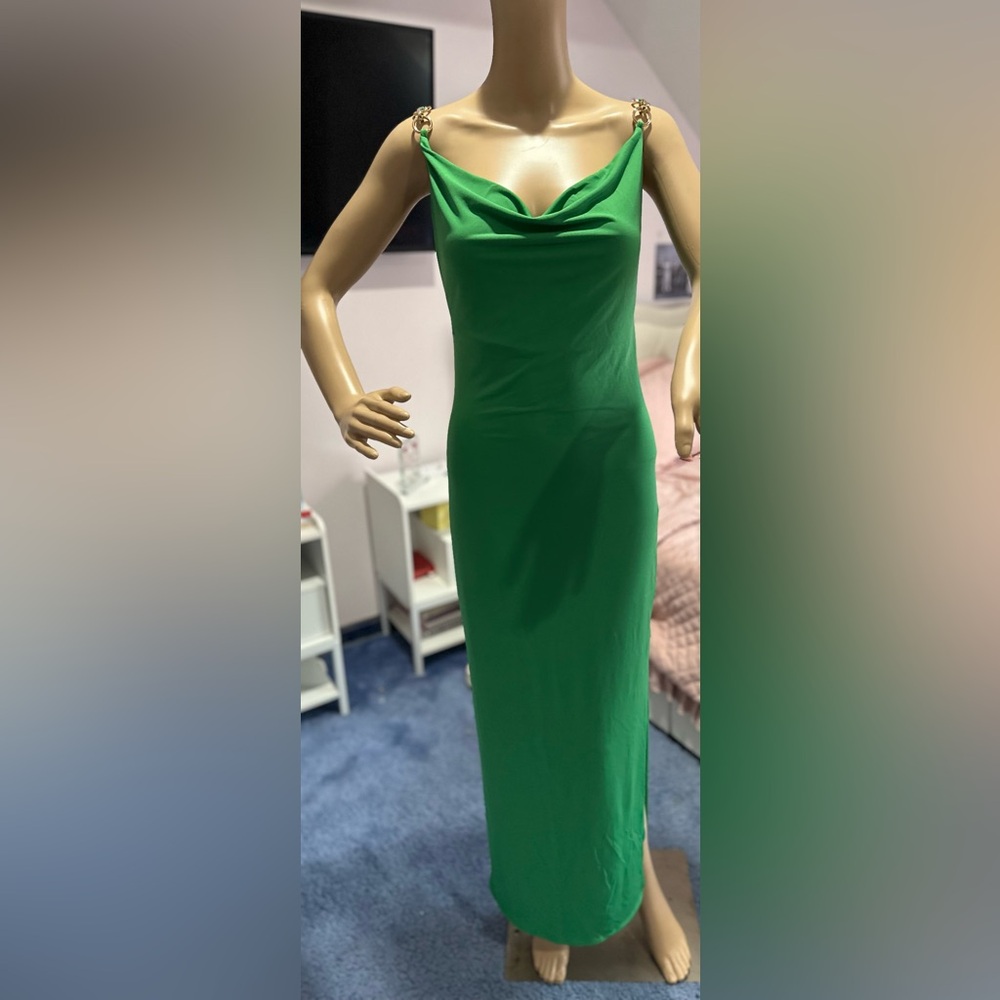 Step Out In Style With This Elegant Green Dress. - image 1
